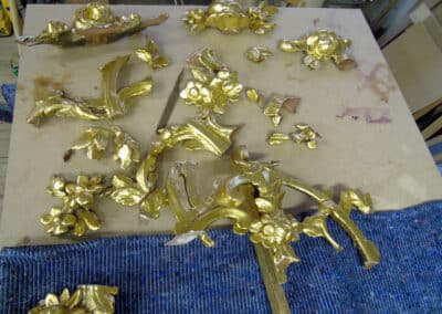 udskæring og istandsættelse af ødelagt rokoko spejl