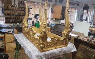 Udskæring/komplettering/møbelkonservering af spejlkonsol