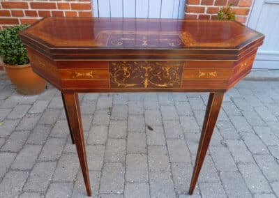 Udskæring/komplettering/møbelkonservering af spillebord.